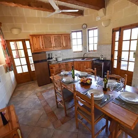 Vakantiehuis Four Bedroom Air-conditioned Farmhouse With Pool And Bbq *