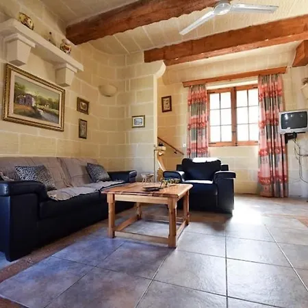 Vakantiehuis Four Bedroom Air-conditioned Farmhouse With Pool And Bbq